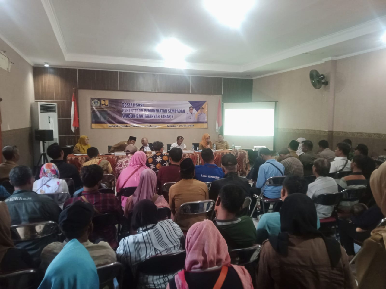 Suasana acara Sosialisasi Penertiban Pemanfaatan Sepadan Waduk yang digelar BBWS dan Dinas PUTR Gresik di Aula Kecamatan Kebomas, Senin (10/6/2024). SP/Grs