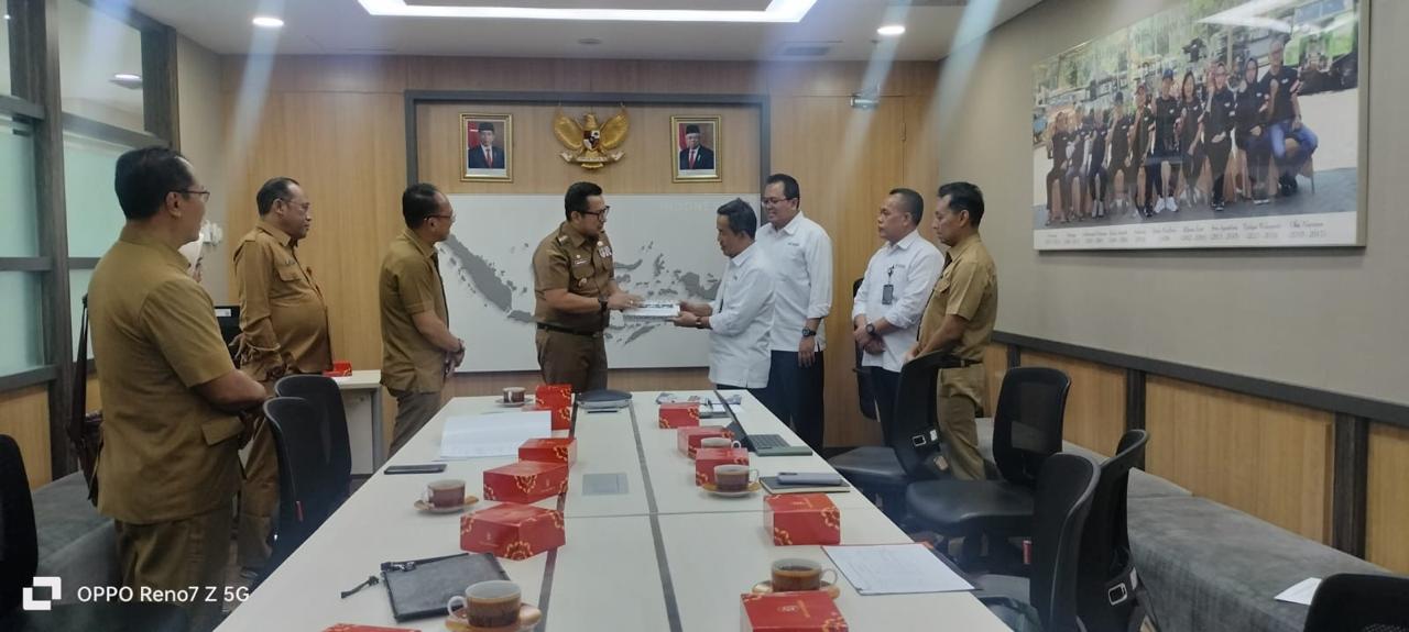 Pj Ali Kuncoro saat menyerahkan rekom pencanutan izin yokok miras diserahkan secara langsung oleh kepada Direktur Jenderal Perdagangan Dalam Negeri (PDN).