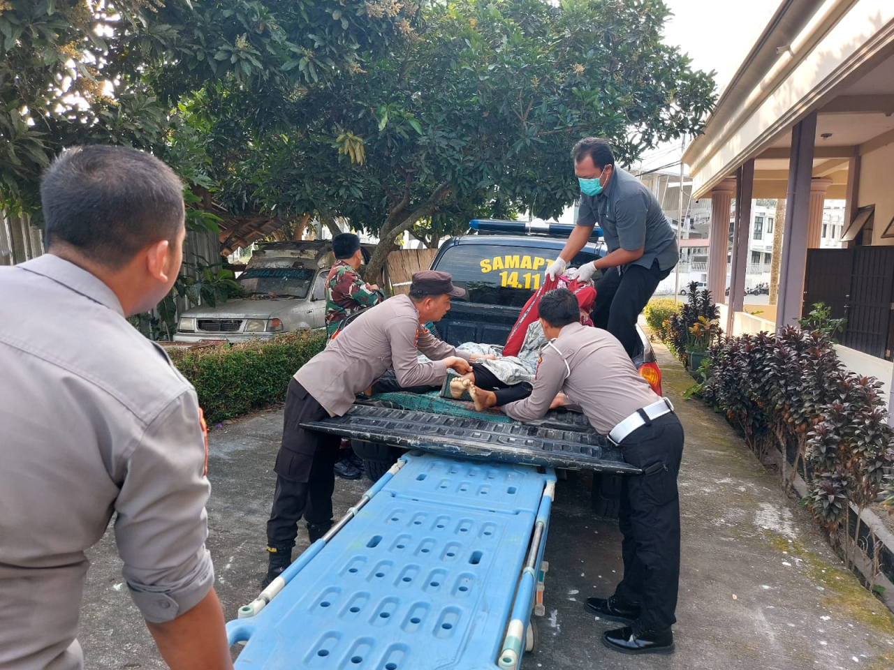 Petugas saat mengevakuasi jenazah para korban. SP/Lestariono