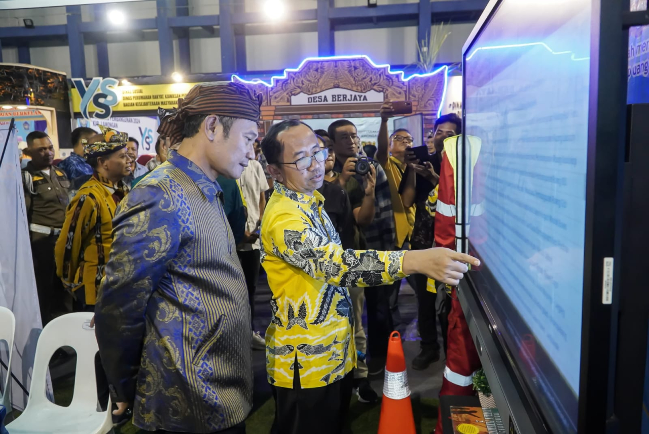 Bupati saat mengunjungi salah satu stan dalam pameran Lamongan Eksportiva. SP/MUHAJIRIN 