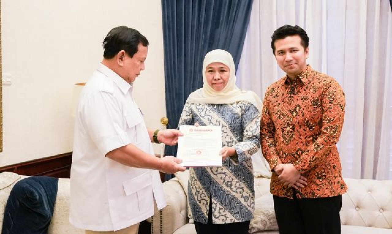 Khofifah Emil saat menerima dukungan dari Ketum Partai Gerindra PRabowo Subianto