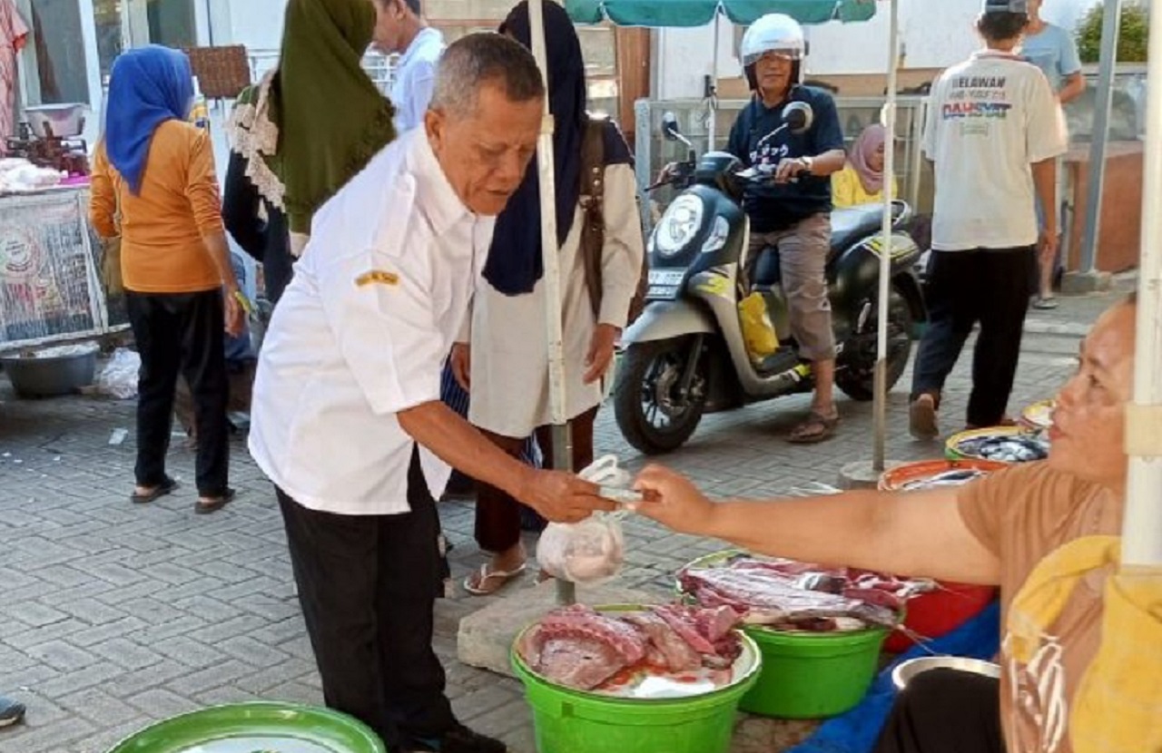 Ilustrasi. Pedagang di pasar Banyuwangi mulai ramai datang pembeli. SP/ BYW