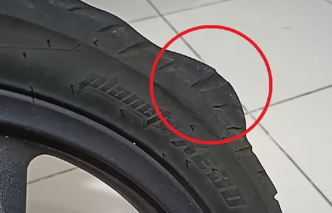 Tampilan ban yang jarang diganti sehingga menjadi benjol dan rusak, hal itu memicu kecelakaan penggunanya. SP/ JKT