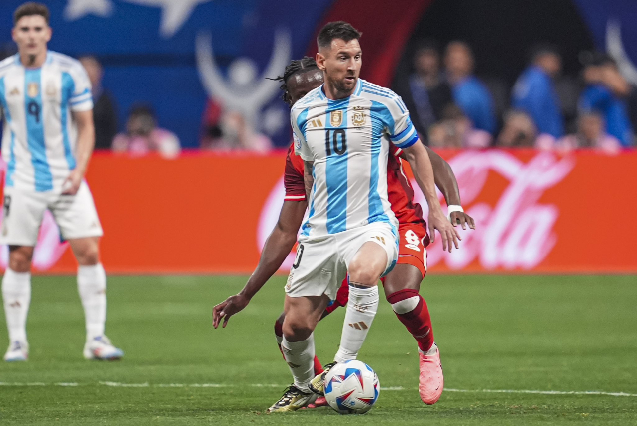 Meski tidak mencetak gol, namun Lionel Messi mampu membawa Argentina atas Kanada di laga perdana Copa America 2024 melawan Kanada, di Mercedes-Benz Stadium, Atlanta, AS, Jumat (21/6/2024) pagi. (Foto: x.com/actufoot_)