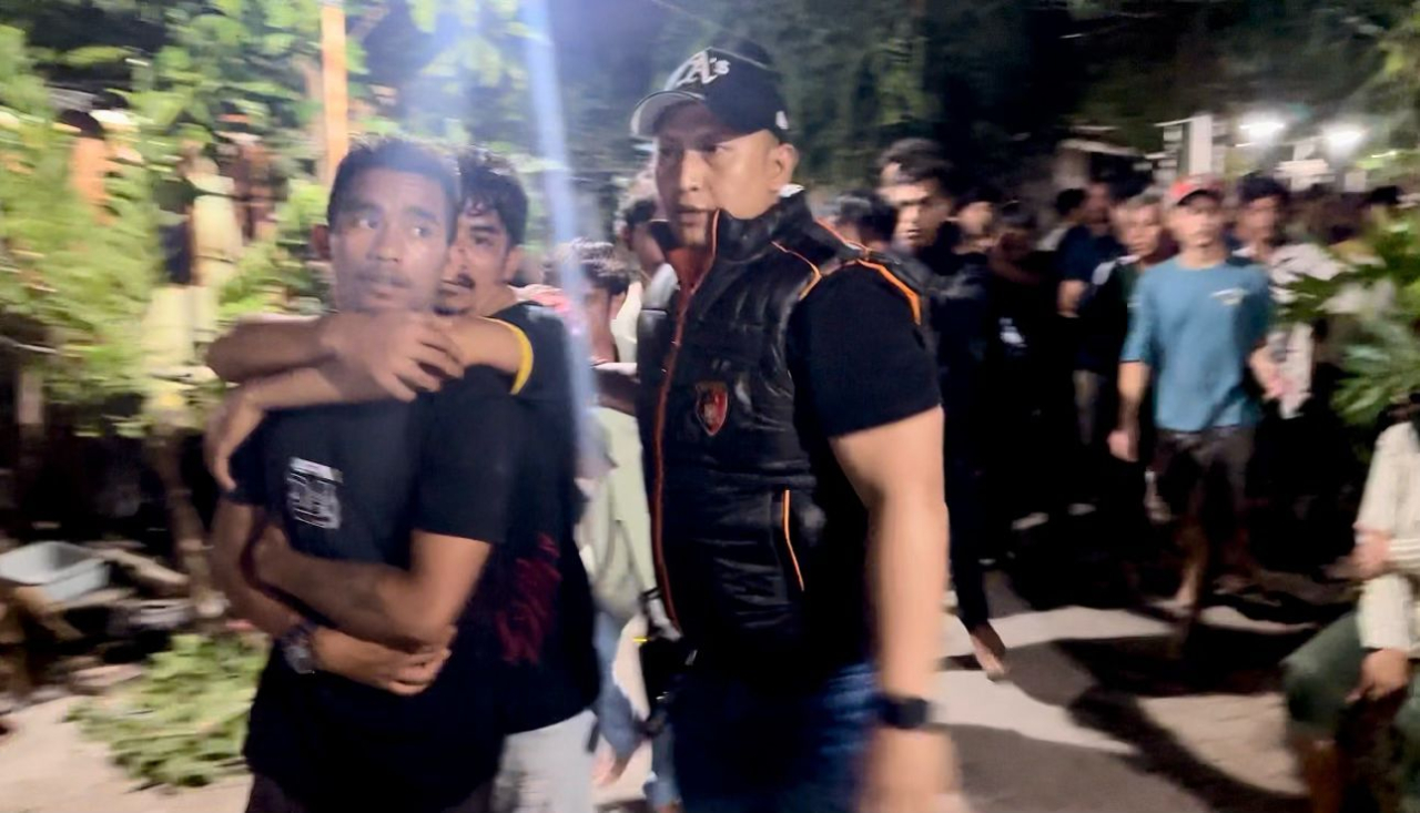 Polisi mengamankan sejumlah warga yang terlibat bentrokan. SP/Alq