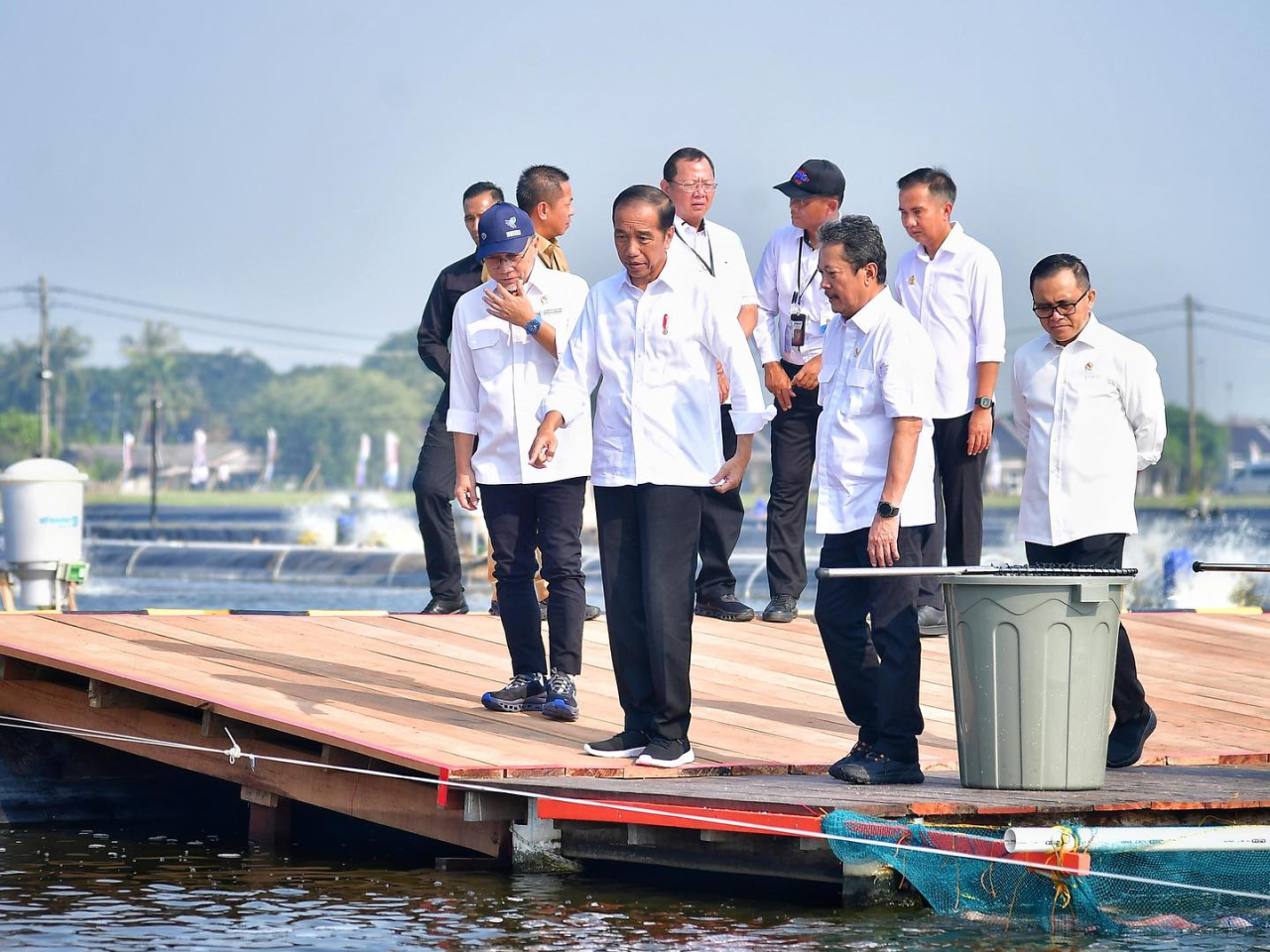 Presiden Jokowi saat bersama Prabowo Subianto dan Menteri KKP Sakti Wahyu Trenggono meninjau Budidaya Tambak Udang, di Jawa Tengah, baru-baru ini.