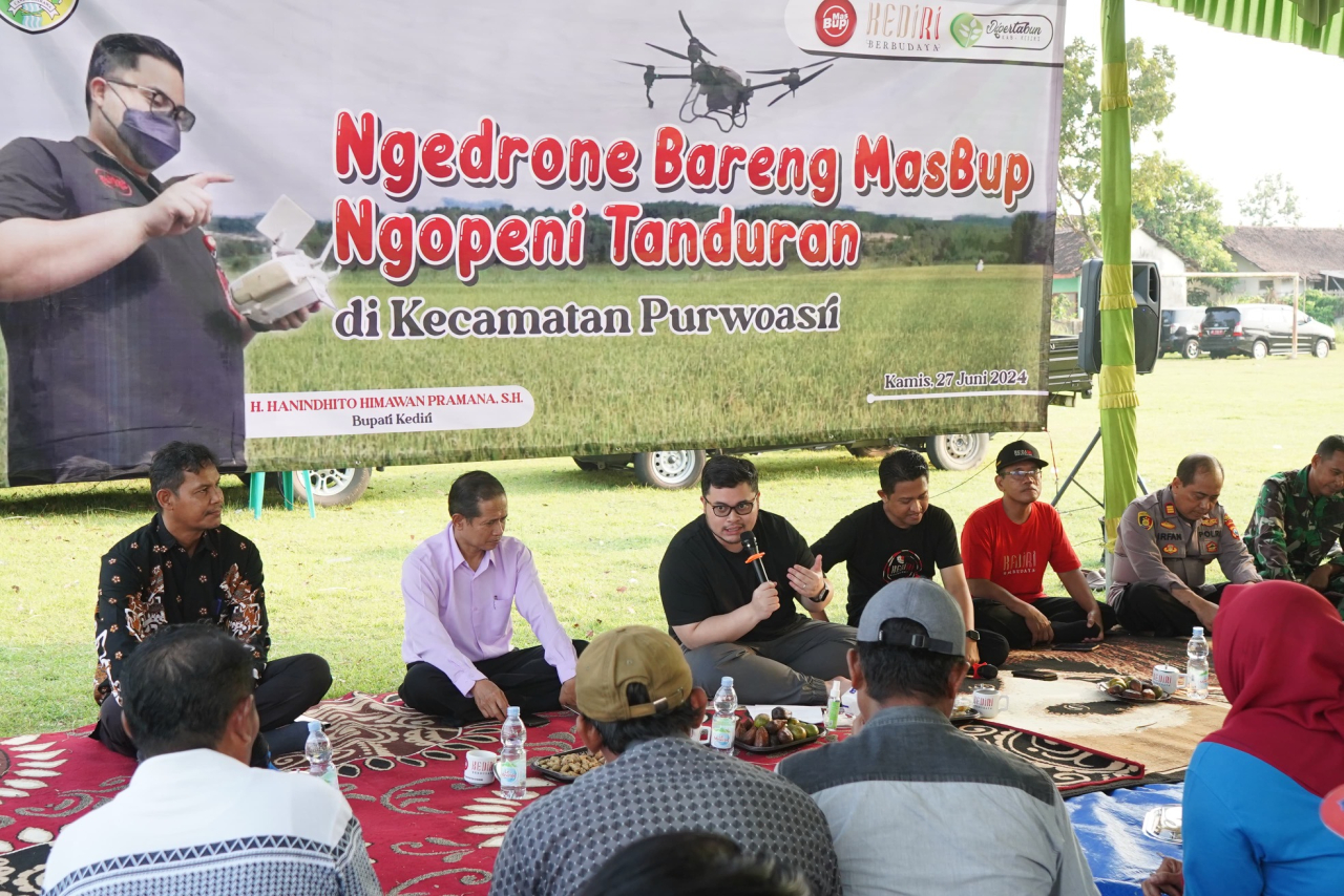 Bupati Hanindhito Himawan Pramana menyalurkan lima drone pertanian kepada petani di Kecamatan Purwoasri.