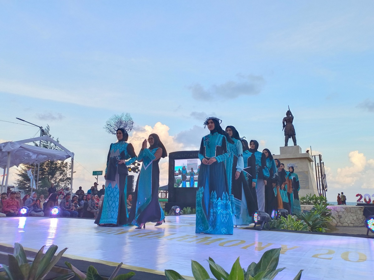 Sejumlah Model memperagakan busana hasil karya desainer terbaik dalam East Java Fashion Harmony 2024 di Tulungagung, Sabtu 22/6/2024.