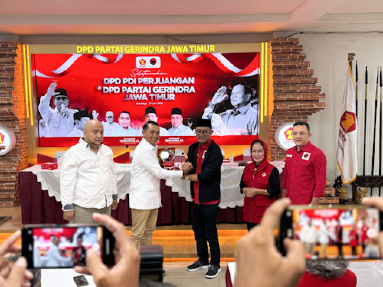 Sekretaris DPD Gerindra Jatim Kharisma dan Wakil Ketua PDI-P Jatim Budi Kanang Sulistyono.