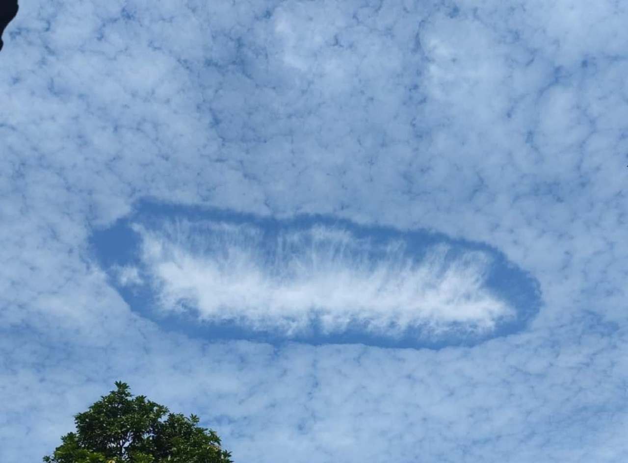 Penampakan fenomena awan berlubang di langit Jember, Jawa Timur. SP/ JBR