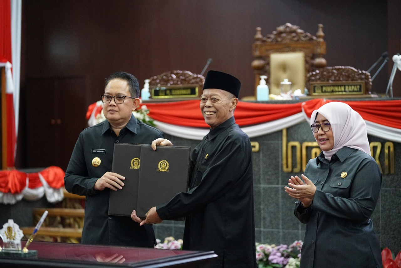 Ketua DPRD Jawa Timur Kusnadi SH dan Pj Gubernur Jatim Adhy Karyono saat pengesahan Peraturan Daerah tentang Pertanggungjawaban pelaksanaan APBD Provinsi Jawa Timur Tahun Anggaran 2023, di Surabaya, Senin (24/6/2024).