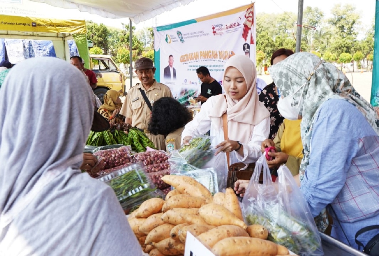 Pemerintah Kabupaten (Pemkab) Lumajang menggelar pasar pangan murah yang menjual segala jenis kebutuhan pokok, untuk menekan inflasi jelang Idul Adha. SP/ LMJ