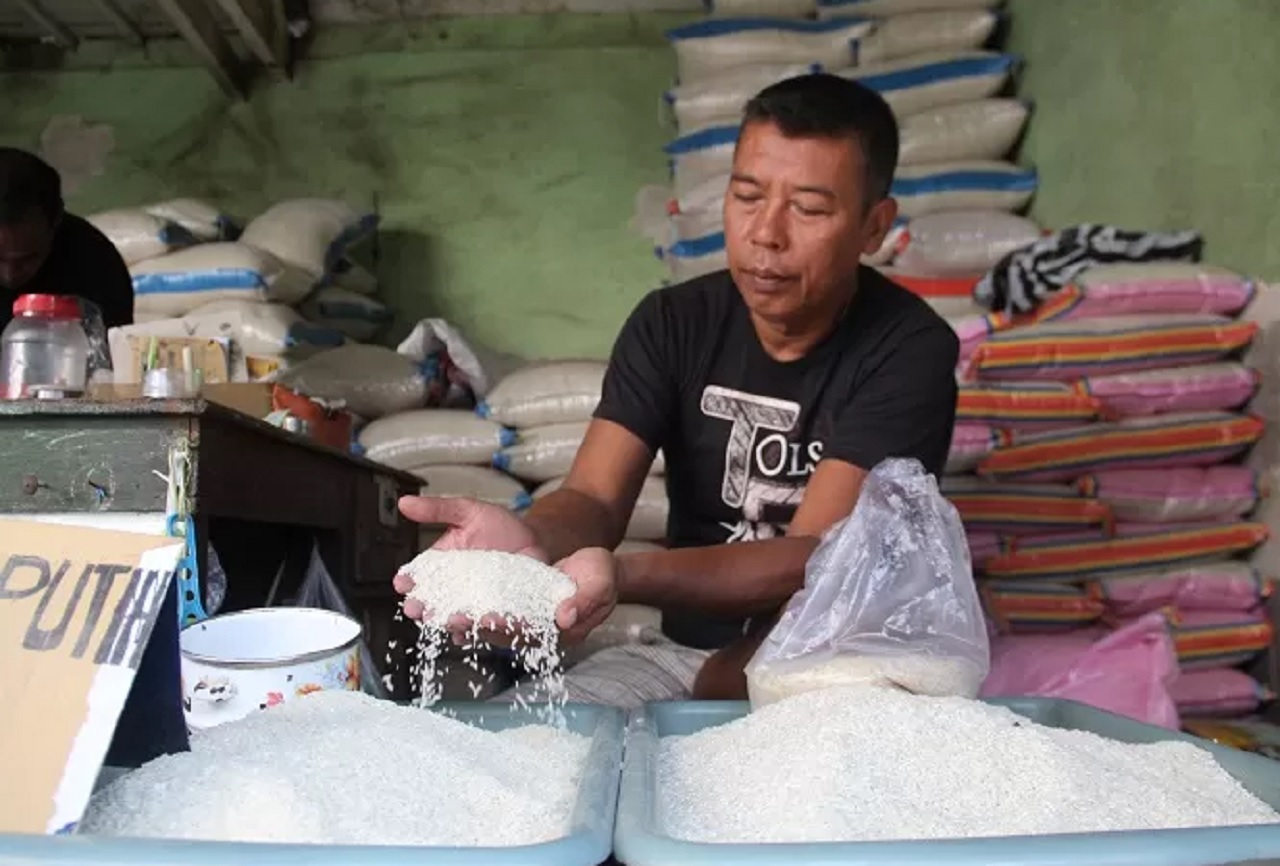 Salah satu pedagang beras di Pasar Citra Niaga Jombang menunjukan beras jenis bramu. SP/ JBG