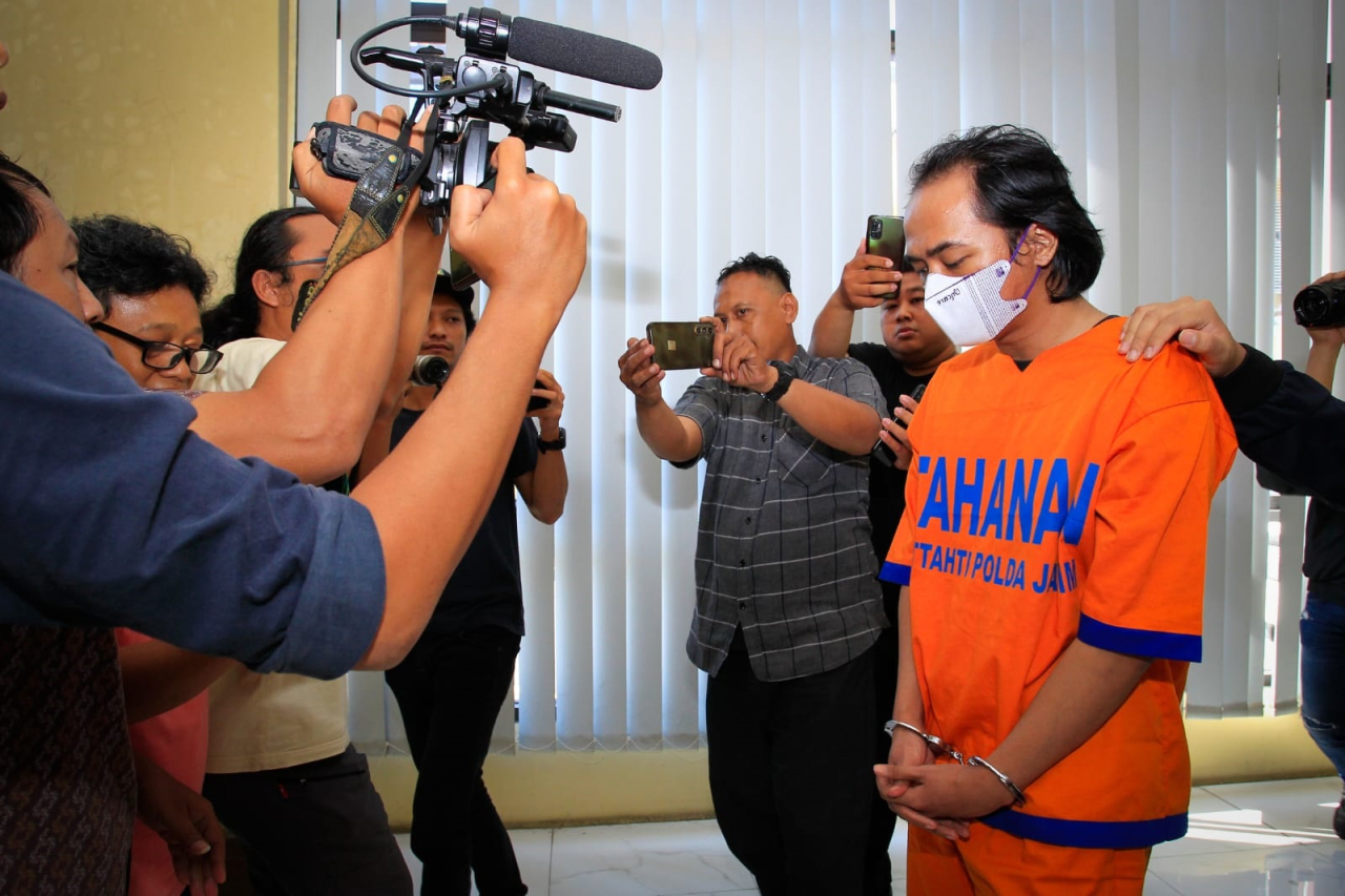 Pelaku AAS, yang membuat website video porno khusus anak dibawah umur, berhasil diungkap oleh Ditreskrimsus Polda Jatim, Kamis (6/6/2024). SP/Hikmah