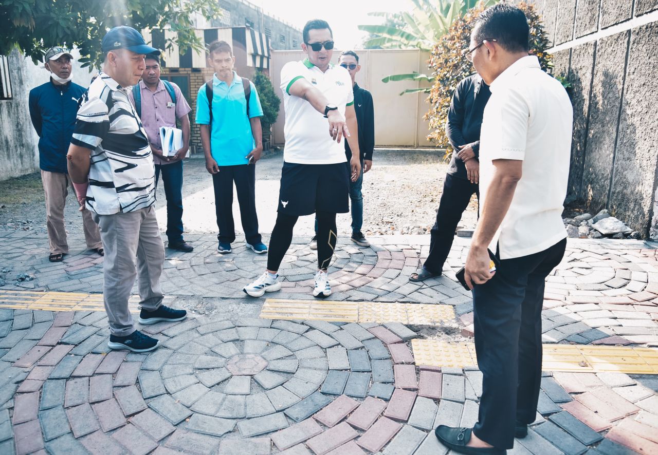 Pj Wali Kota Ali Kuncoro saat meninjau trotoar jalan pahlawan Kota Mojokerto