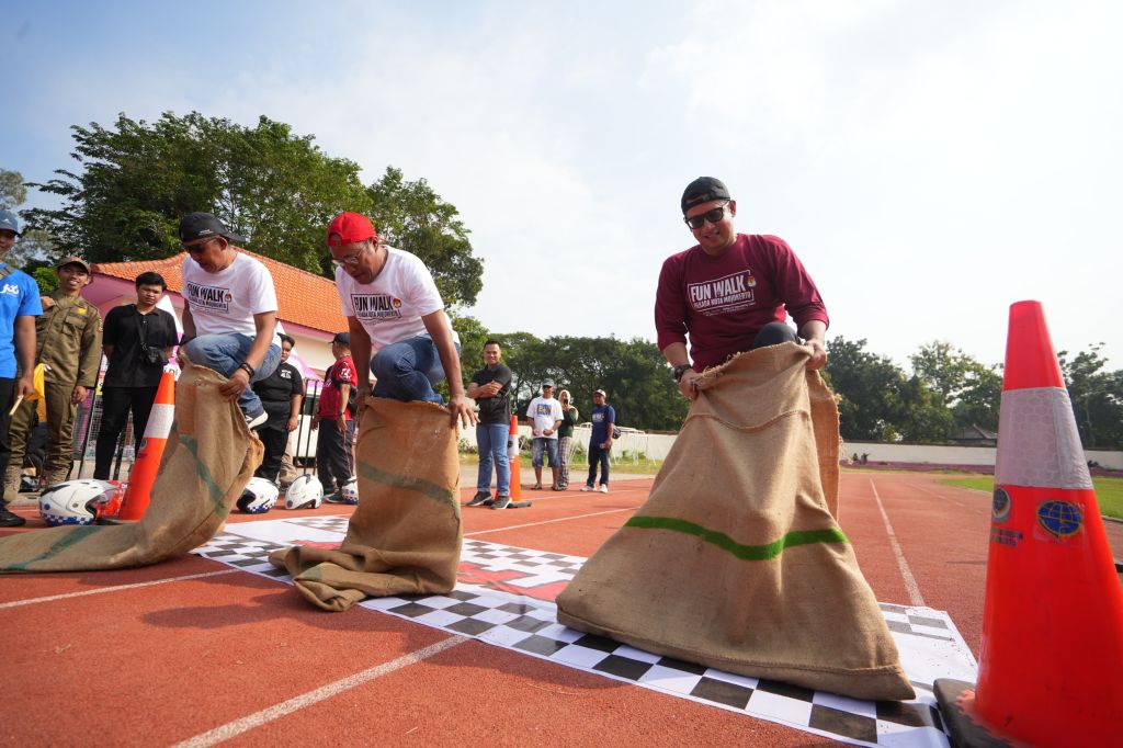 Pj Walikota Ali Kuncoro ikut ambil bagian dalam lomba balap karung Hari Jadi Kota Mojokerto