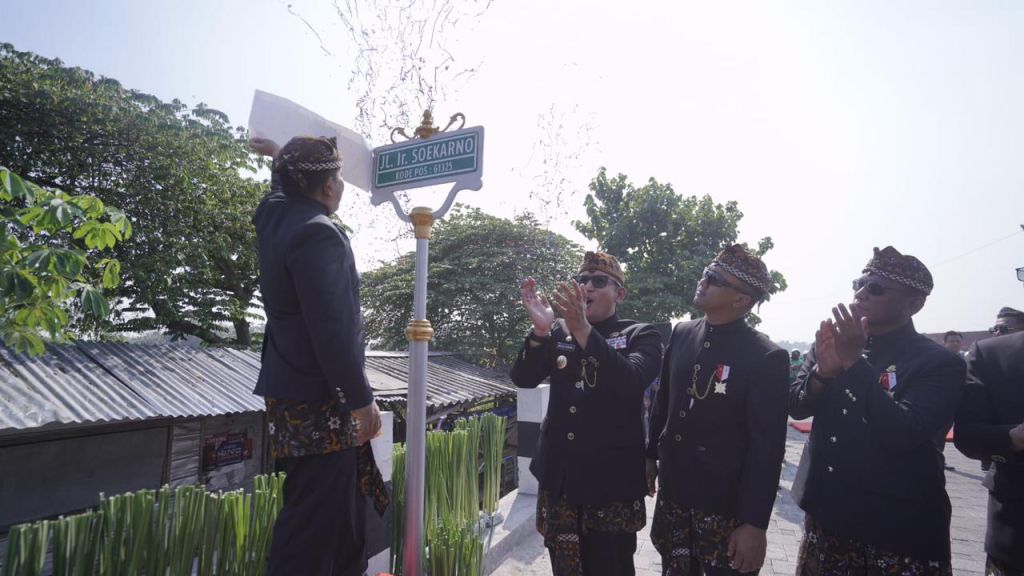 Mas Pj Ali Kuncoro dan Danrem 082/CPYJ Mojokerto saat meresmikan nama Jalan Ir Soekarno