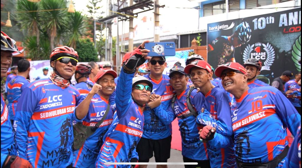 Pj Wali Kota Ali Kuncoro foto bareng dengan anggota gowes LCC