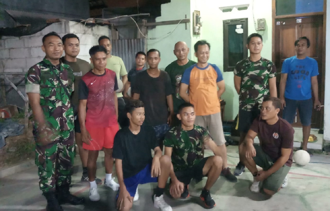 Kegiatan TNI Manunggal Membangun Desa (TMMD) ke-120 Tahun 2024, Satgas TMMD dari Kodim 0816/Sidoarjo bersama masyarakat Desa Penambangan menggelar pertandingan voli yang meriah. SP/ HIKMAH