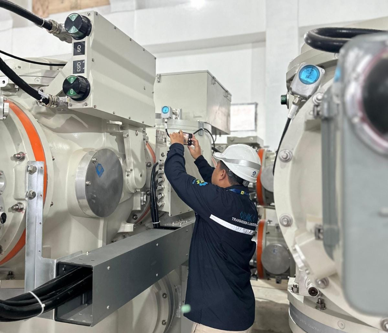 Petugas PLN tengah mengecek kesiapan Gas Insulated Switchgear (GIS) di IKN sebelum dilakukan pemberian tegangan perdana. Foto/Humas PLN