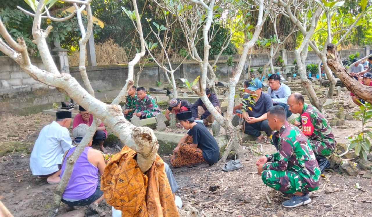 Satgas TMMD ke-120 Kodim 0816/Sidoarjo melaksanakan kegiatan takziah di rumah warga. SP/ HIKMAH