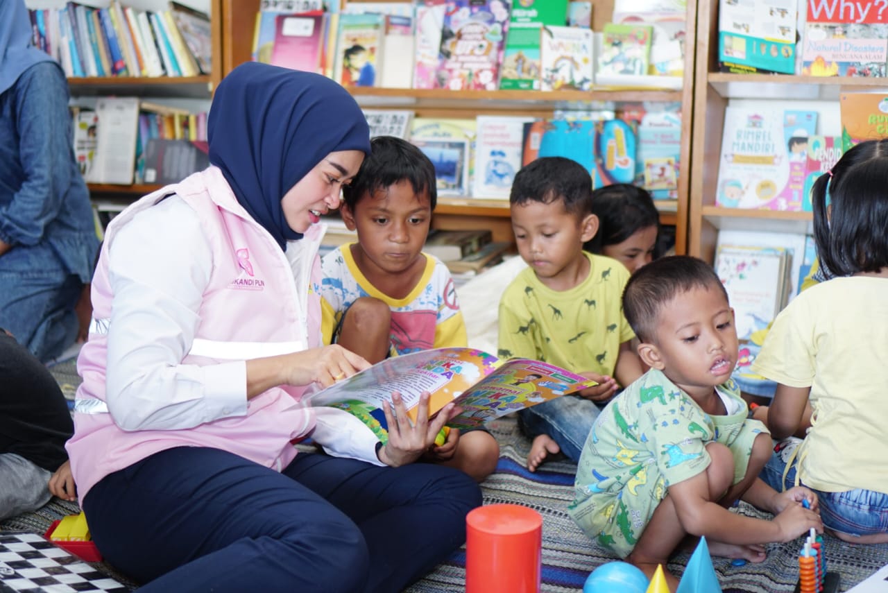 Srikandi PLN Banyuwangi mengajak siswa sekolah dasar gemar membaca melalui pembagian buku bacaan dan peralatan lainnya. Foto/Humas PLN