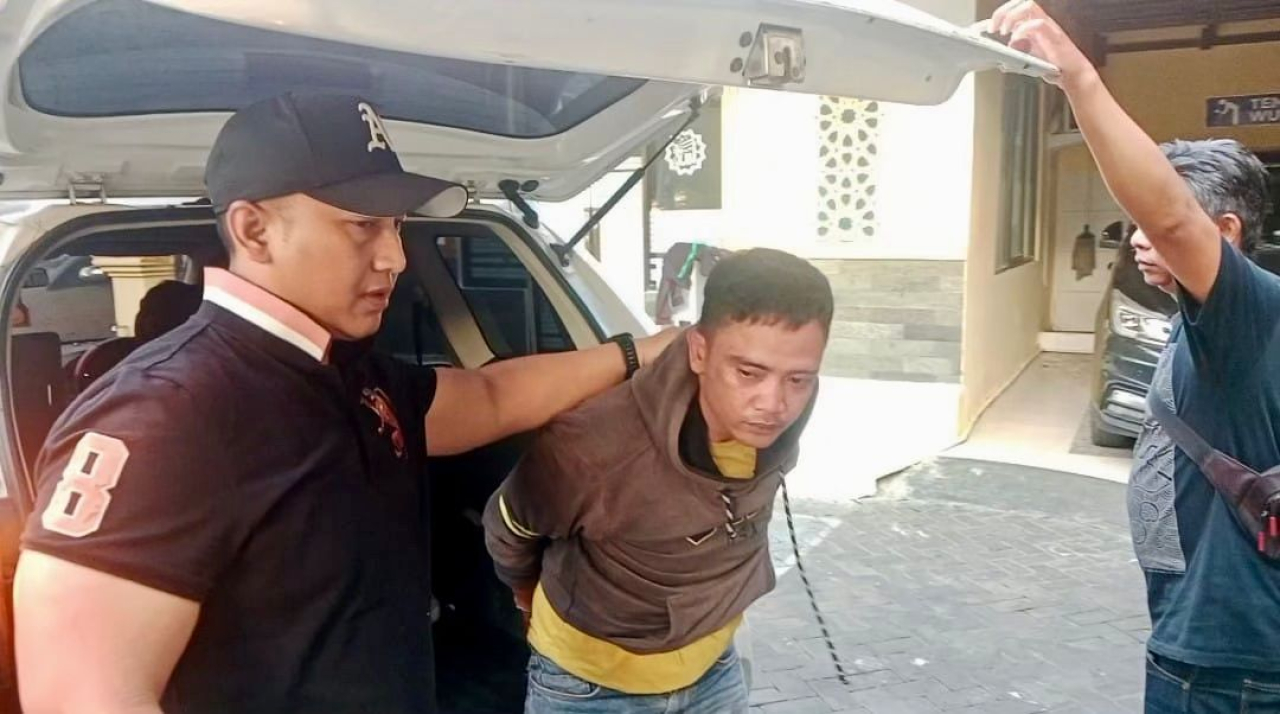 Kanit Reskrim Polsek Sukolilo Ipda Aan Dwi Satrio Yudo saat mengamankan pelaku curanmor. SP/Alqomar
