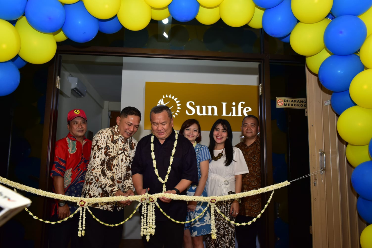 Medya Agus, Chief Agency Officer Sun Life Indonesia (ketiga dari kiri) dan Wirasto Koesdiantoro, Pendiri KPM Malang WOW (kedua dari kiri), saat pembukaan Kantor Pemasaran Mandiri (KPM) Malang WOW, di Jawa Timur.