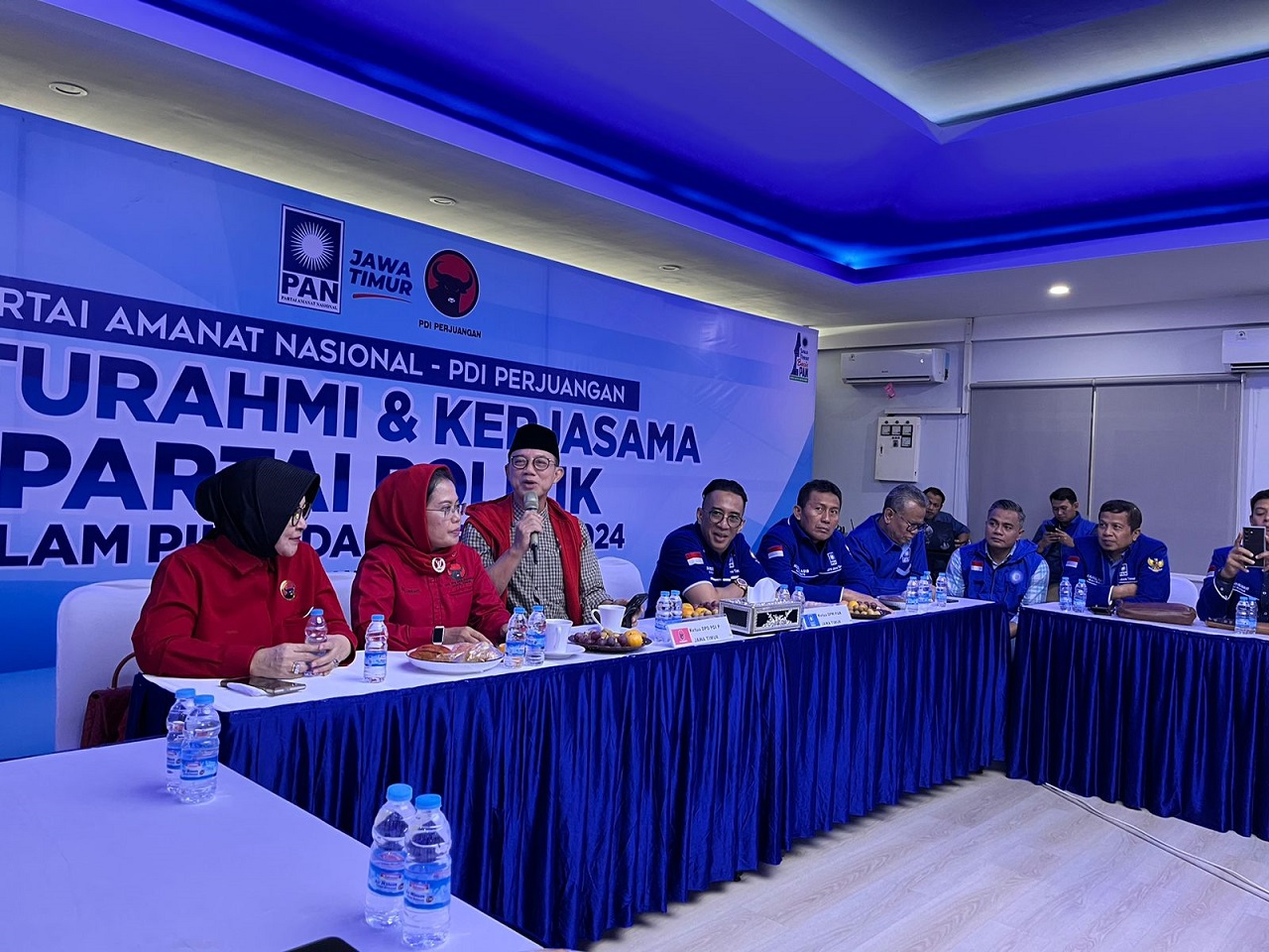 Jajaran pengurus DPD PDI Perjuangan Jawa Timur dipimpin Budi Kanang Sulistyo mendatangi DPW PAN Jawa Timur, Selasa malam (04/06/2024). SP/ RIKO