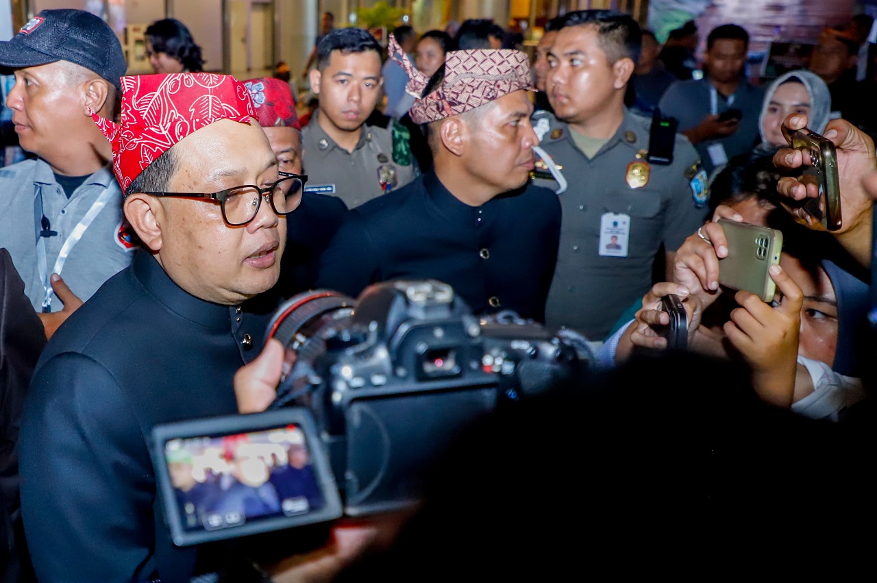 Penjabat Gubernur Jawa Timur Adhy Karyono menghadiri peluncuran Pemilihan Gubernur dan Wakil Gubernur Jawa Timur tahun 2024 di halaman Grand City Convention and Exhibition Surabaya, Selasa (04/06/2024) malam. SP/ AINI
