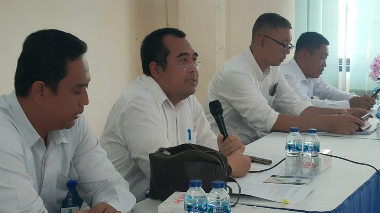 Direktur Umum Perumda Giri Tirta Gresik Ahmad Rusdilfahmi (tengah) saat menjelaskan rencana kenaikan tarif untuk peningkatan pelayanan dan pengembangan jaringan pipa. SP/Grs