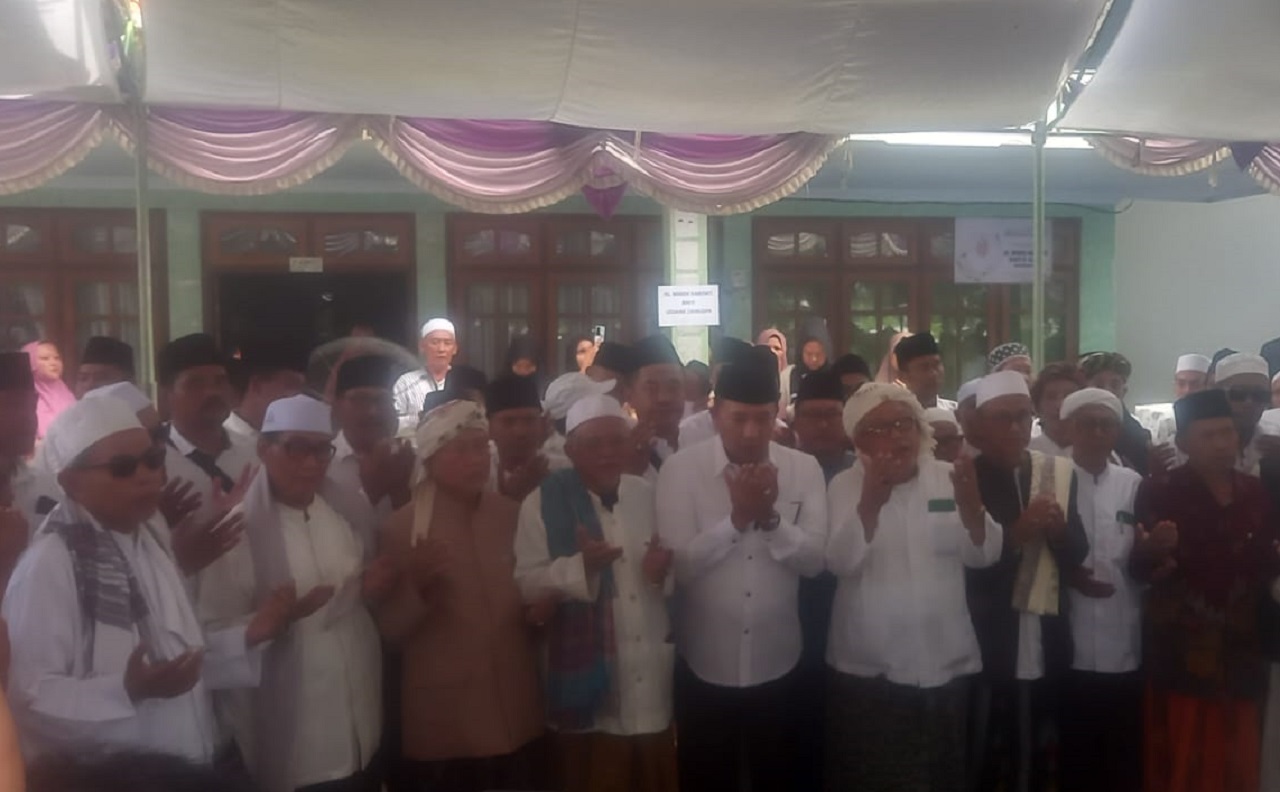 H. Slamet Junaidi berdoa bersama para Ulama, Kyai dan Tomas saat mau berangkat pendaftaran ke Partai Gerindra dan Partai Kebangkitan Bangsa (PKB). SP/ GAN