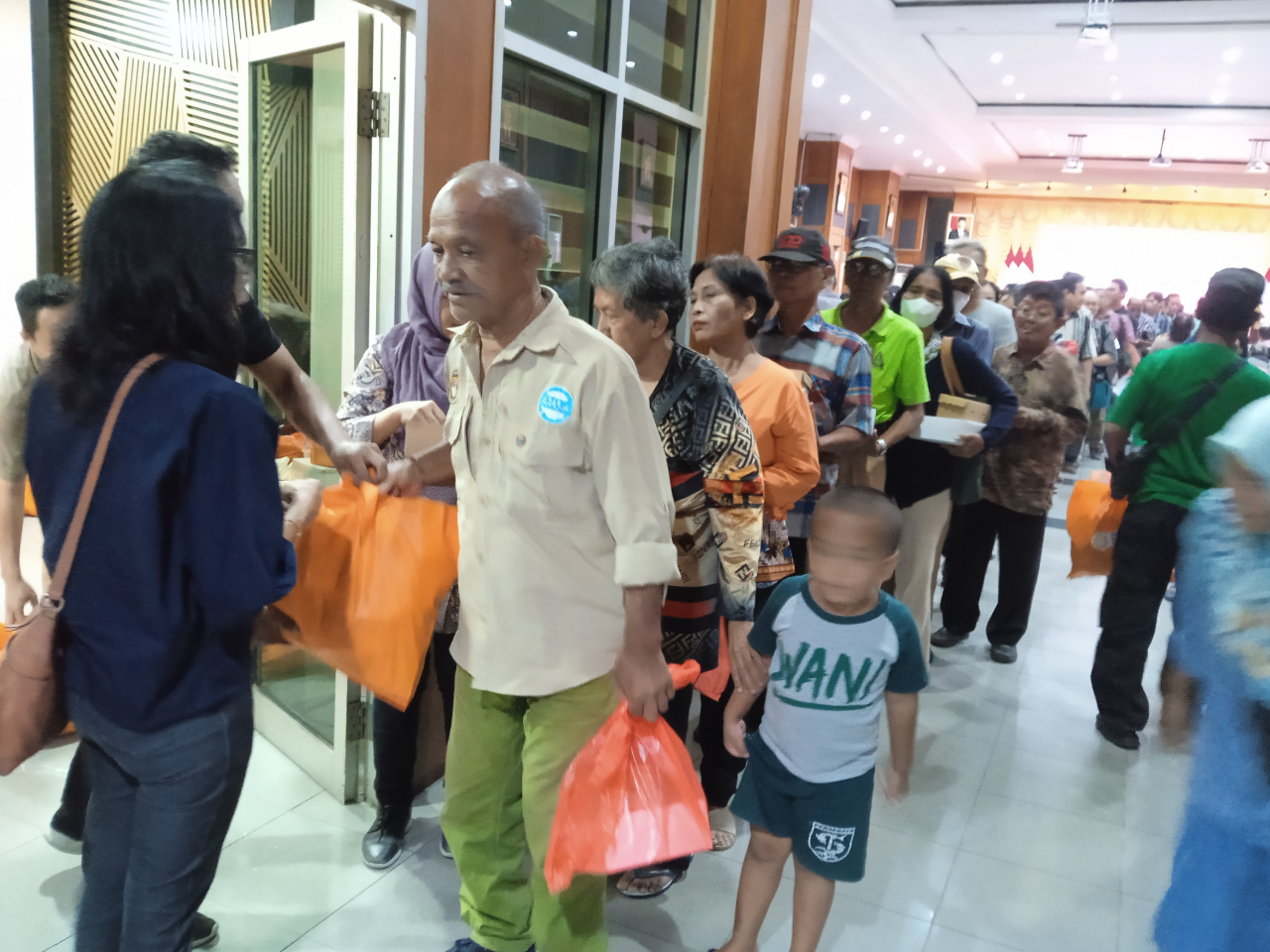 Penyerahan bantuan paket sembako Bangga Surabaya Peduli pada Jumat sore (7/6/2024)