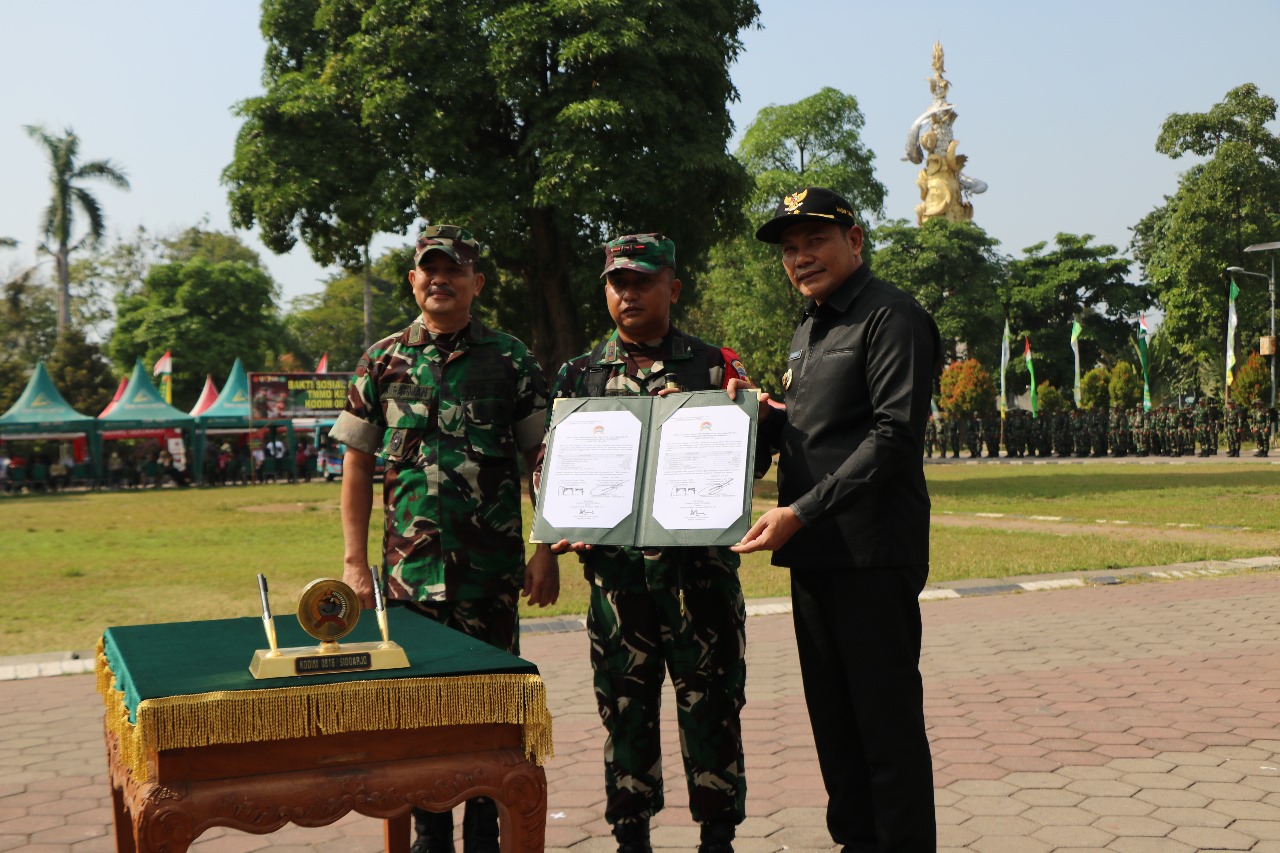 Upacara penutupan yang berlangsung di alun-alun Pemerintah Kabupaten Sidoarjo, kegiatan TNI Manunggal Membangun Desa (TMMD) ke-120 TA. SP/ HIKMAH