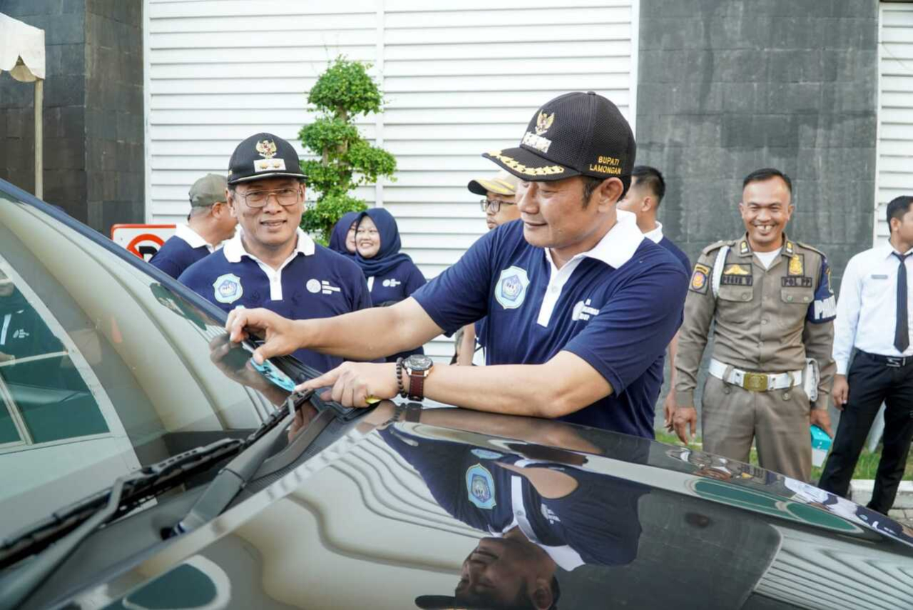 Bupati menempel stiker menandai kendaraan tersebut lolos emisi. SP/ MUHAJIRIN