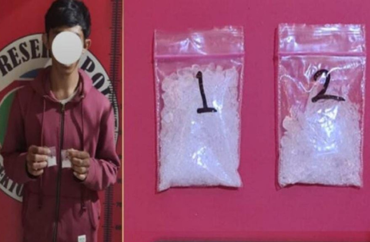 Tersangka pengedar narkotika yang berisi, 2 buah plastik jenis sabu dengan berat total sebanyak 8,25 gram. SP/ MASHURI