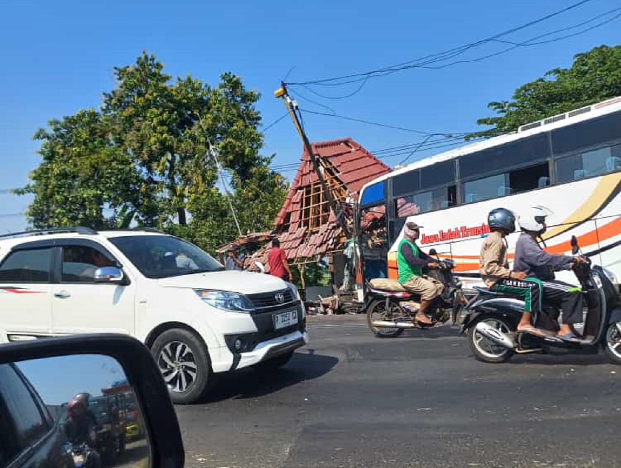 Kondisi Bus Jawa Indah yang menabrak pemotor dan juga Pos Jaga Perlintasan Kereta Api di jalan raya Dusun Mangkrengan. SP/ HIKMAH
