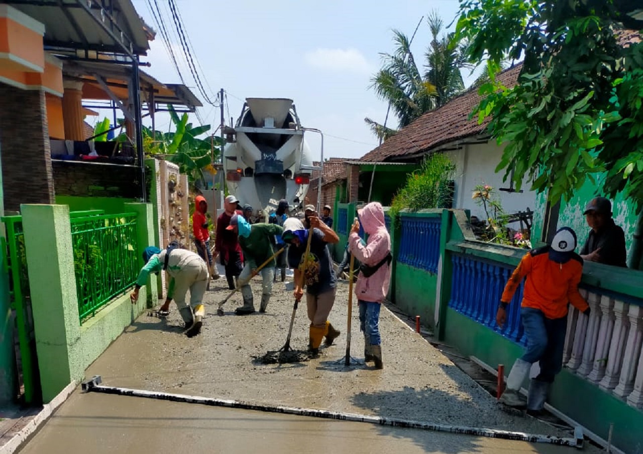 Bangunan jalan betonisasi di RT 04 RW 02 Desa Gedangrowo, Kecamatan Prambon. SP/JUM