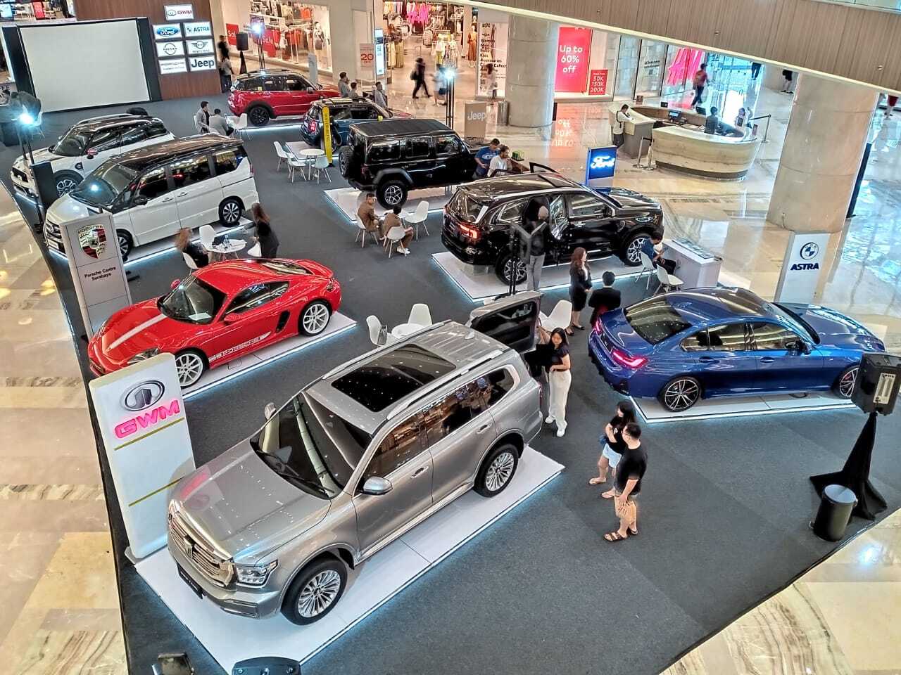 Deretan mobil mewah dari brang besar dunia dipameran Pakuwon Mall Surabaya. SP/ ZISTI