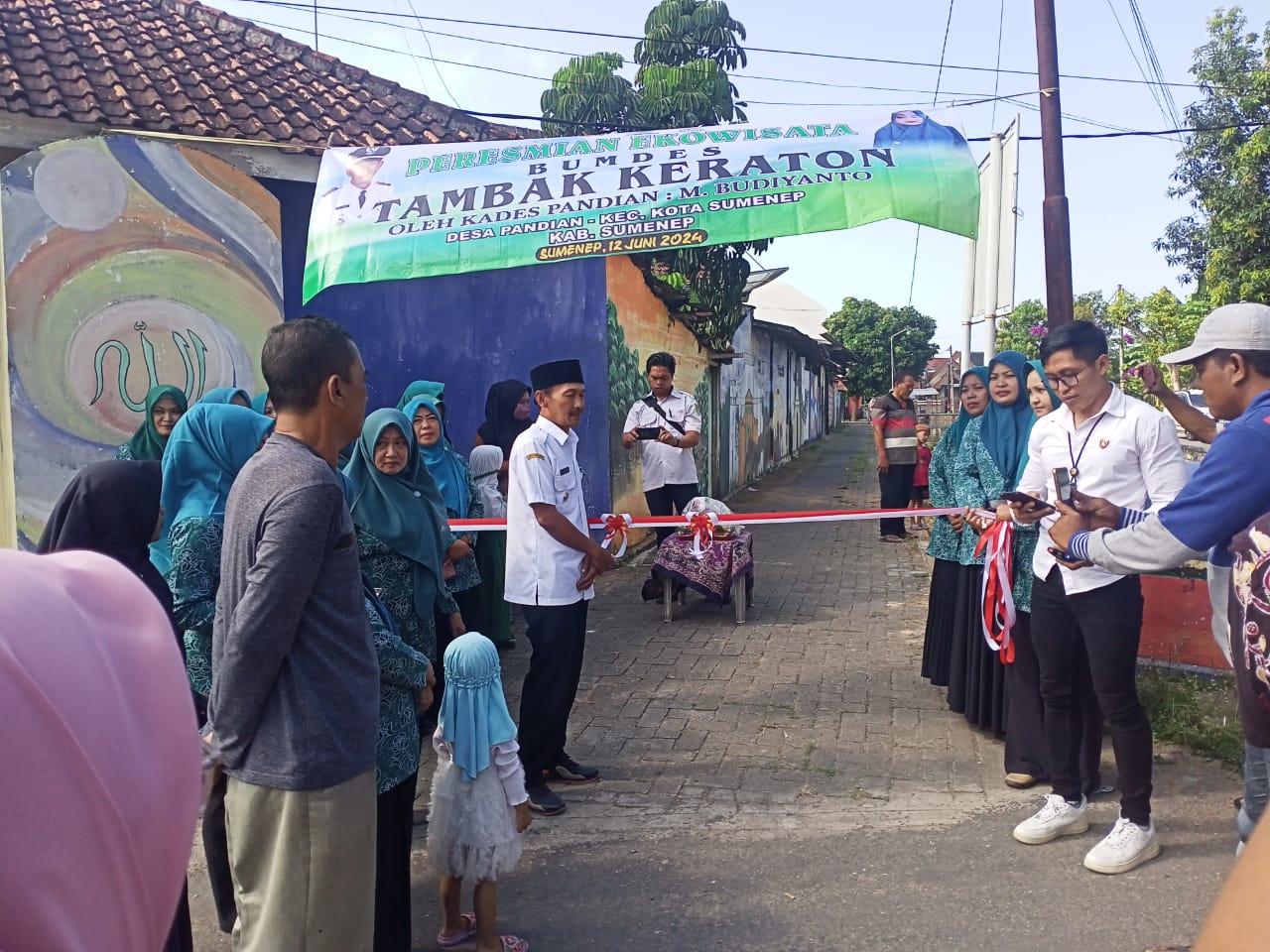 Kades Pandian Kecamatan, Kota/Kabupaten Sumenep, M. Budiyanto bersama istrinya saat launching bebek angsa di dusun laok songai pandian kab. Sumenep. SP/ Ainur Rahman
