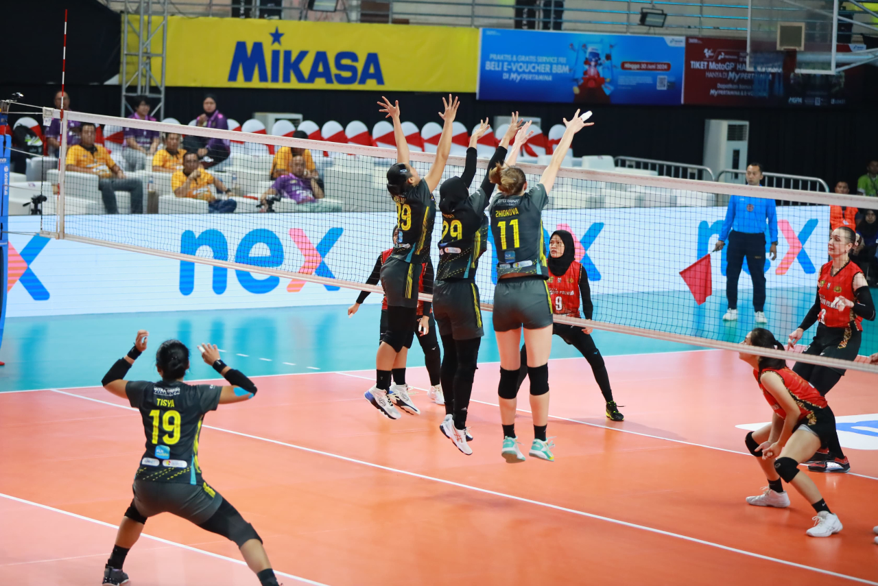 Pemain Jakarta Electric PLN melakukan block untuk menghadang serangan Jakarta Popsivo Polwan pada lanjutan pertandingan PLN Mobile Proliga pada Jumat (14/6/2024) di GOR Ken Arok, Malang, Jawa Timur. Foto/Humas PLN