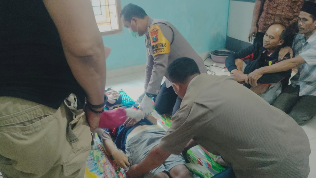 Petugas saat melakukan pemeriksaan pada jasad korban. SP/Lestariono 