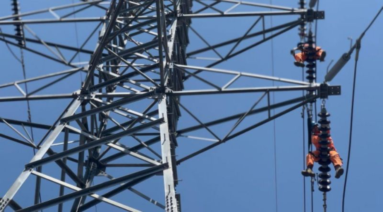 Ilustrasi petugas Pekerjaan Dalam Keadaan Bertegangan (PDKB) memastikan pasokan untuk Saluran Kabel Laut Tegangan Tinggi (SKLT) Head aman pada kesiapan sistem transmisi untuk perayaan Hari Raya Idul Adha 1445 H. Foto/Humas PLN