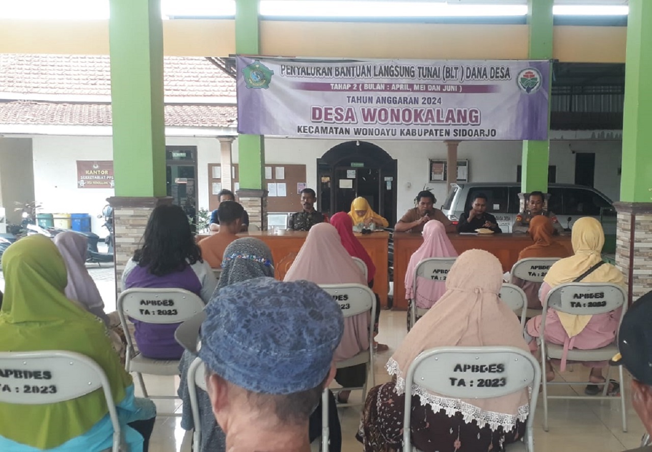 Penyaluran BLT-DD di pendopo kantor Desa Wonokalang, Kecamatan Wonoayu. SP/JUM