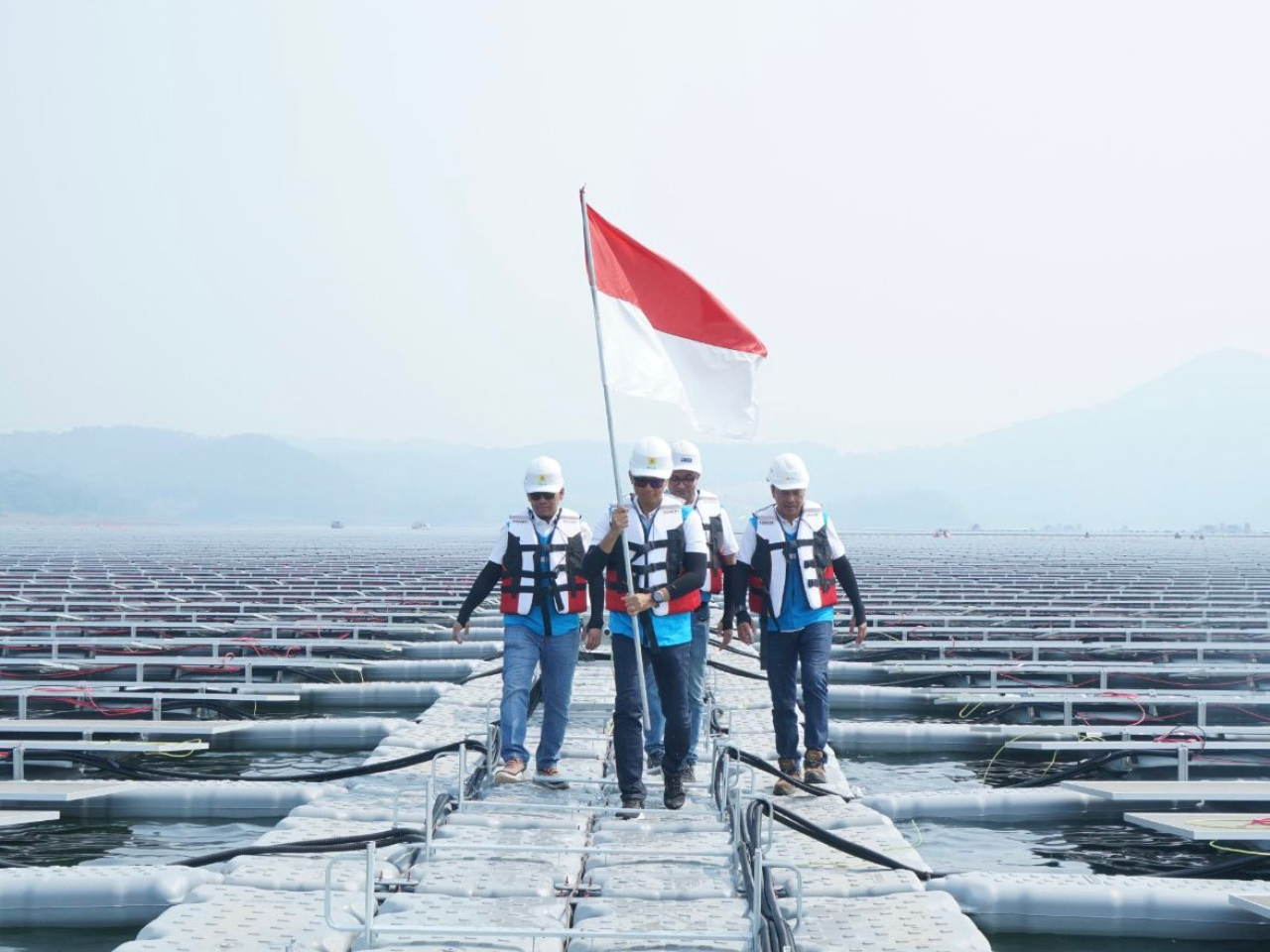 Dirut PLN Darmawan Prasodjo (kedua dari kiri) saat meninjau PLTS terapung Cirata di Purwakarta, Jawa Barat. Kehadiran PLTS ini menjadi bukti bahwa PLN mampu menjadikan transisi energi menjadi sebuah kekuatan untuk meningkatkan ketahanan energi nasional. F