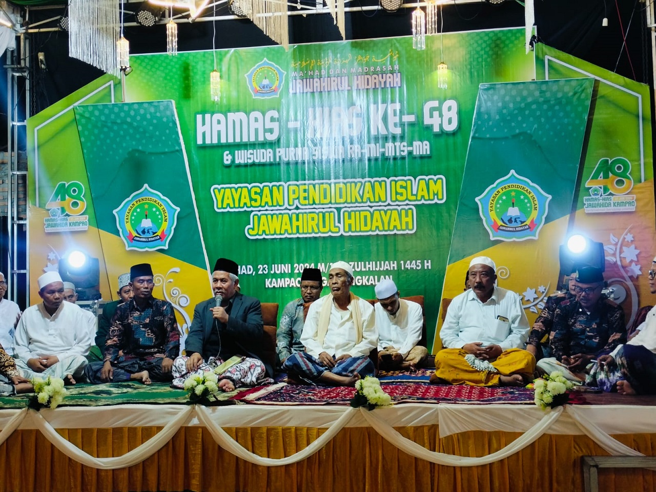 KH Marzuki Mustamar saat mengisi Pengajian umum di yayasan Pendidikan Islam Jawahirul Hidayah Desa Kampao Kecamatan Blega. SP/ WAH