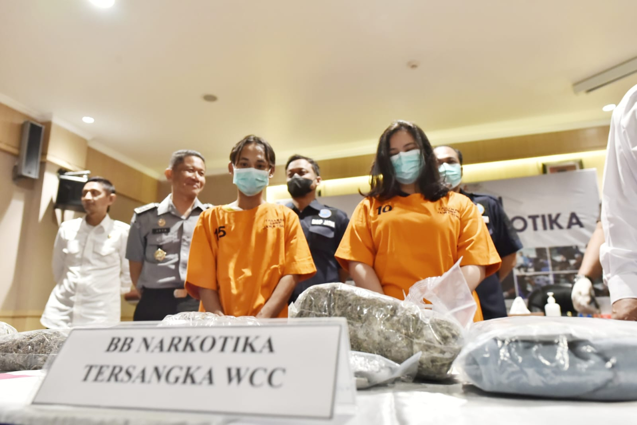 Dua tersangka diamankan oleh BNNP Jatim hasil ungkap kasus peredaran ganja seberat 1,8 KG di malang. Sp/Arlana