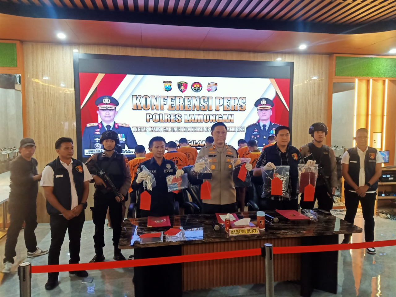 Kapolres, Kasatreskrim dan Kasi Humas Polres Lamongan menunjukan barang bukti hasil kejahatan pembunuhan berencana. SP/MUHAJIRIN 