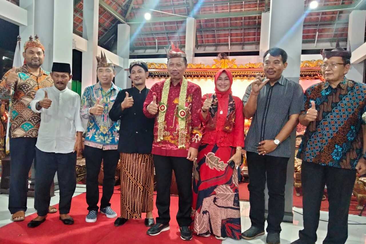 Pertunjukan pagelaran wayang kulit Gagrak Porongan (wayang kulit ciri khas Sidoarjo), mengawali road show perdana di 12 desa di Sidoarjo. SP/ HIKMAH