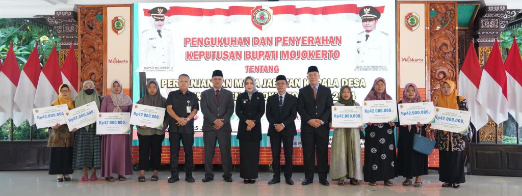 Bupati Mojokerto Ikfina fahmawati dan Kepala BPJS Ketenagakerjaan Mojokerto Zulkarnain Mahading saat menyerahkan santuan JKM kepada para ahli waris.